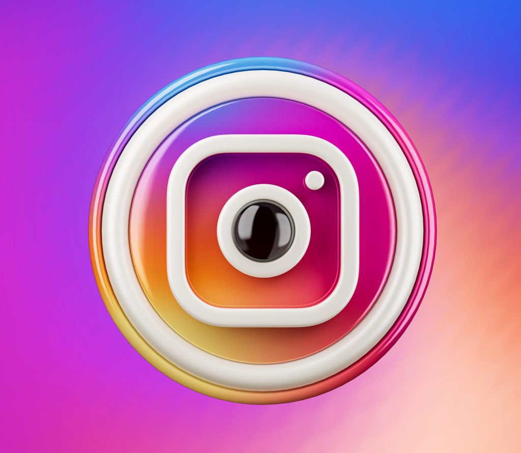 Descubre las ventajas y desventajas de comprar seguidores, likes y visualizaciones en Instagram. Analizamos cómo puede afectar a tu credibilidad, interacción y al cumplimiento de las políticas de Instagram.